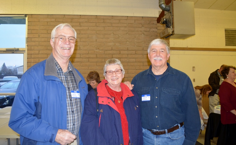 Author Steven T. Callan visits with the Tolleys at the Orland Alumni Association Awards Dinner.